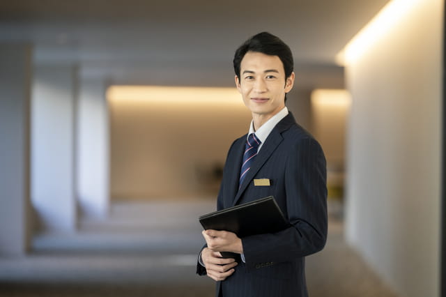 スタッフがお出迎えする様子